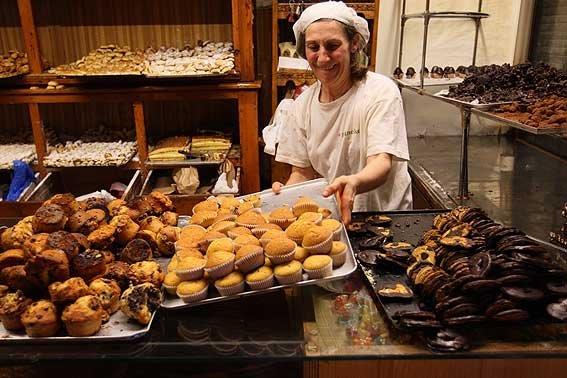 Asun sacando pasteles al mostrador